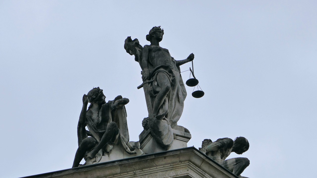 entdecken sie die neuesten entwicklungen, konzepte und perspektiven zur gerechtigkeit. tauchen sie ein in die welt der rechtsphilosophie und erfahren sie mehr über die bedeutung der gerechtigkeit in der gesellschaft.