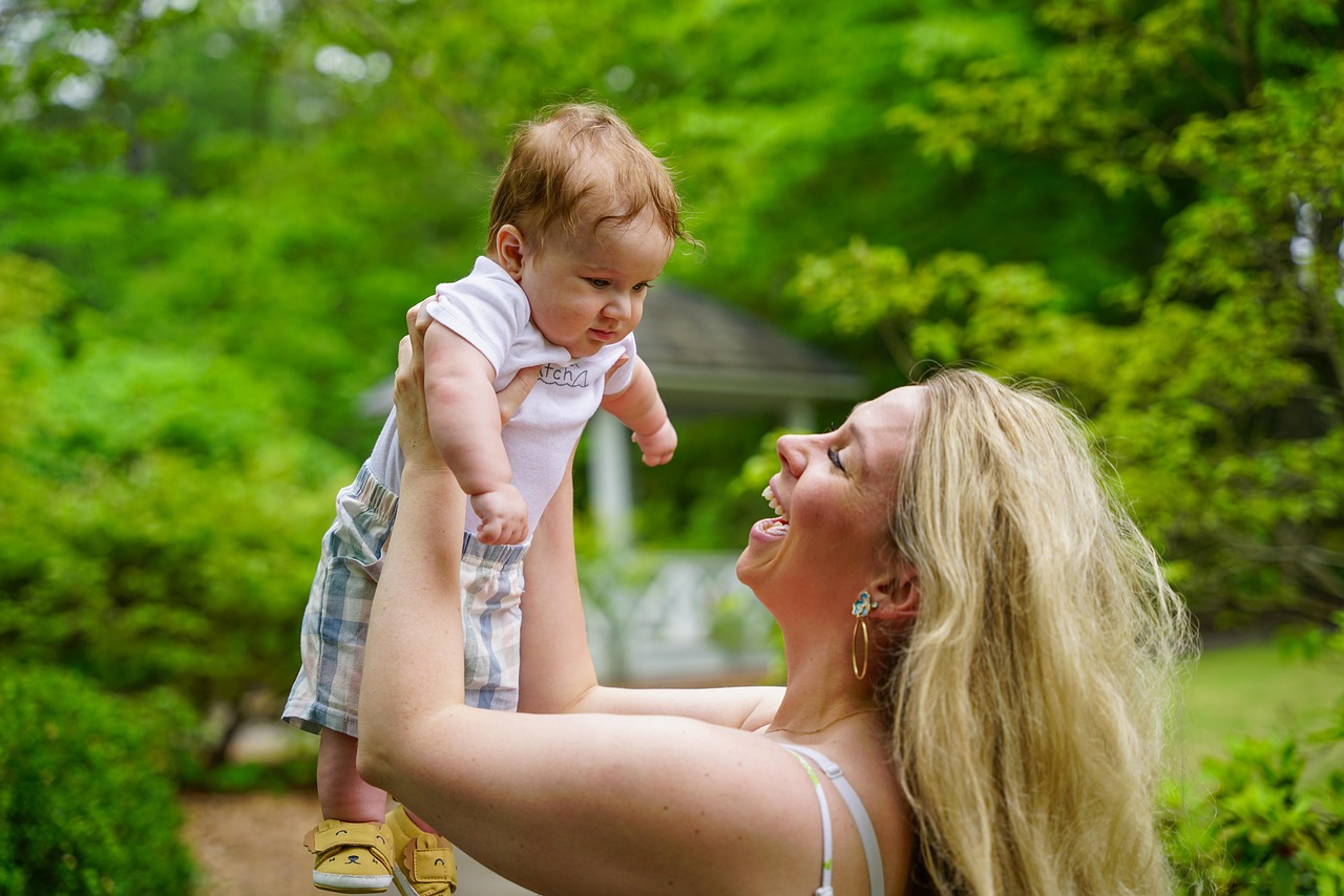 entdecken sie die facettenreiche welt der familieninteraktionen. erfahren sie, wie kommunikation, zusammenarbeit und emotionale bindungen das familienleben formen und bereichern.