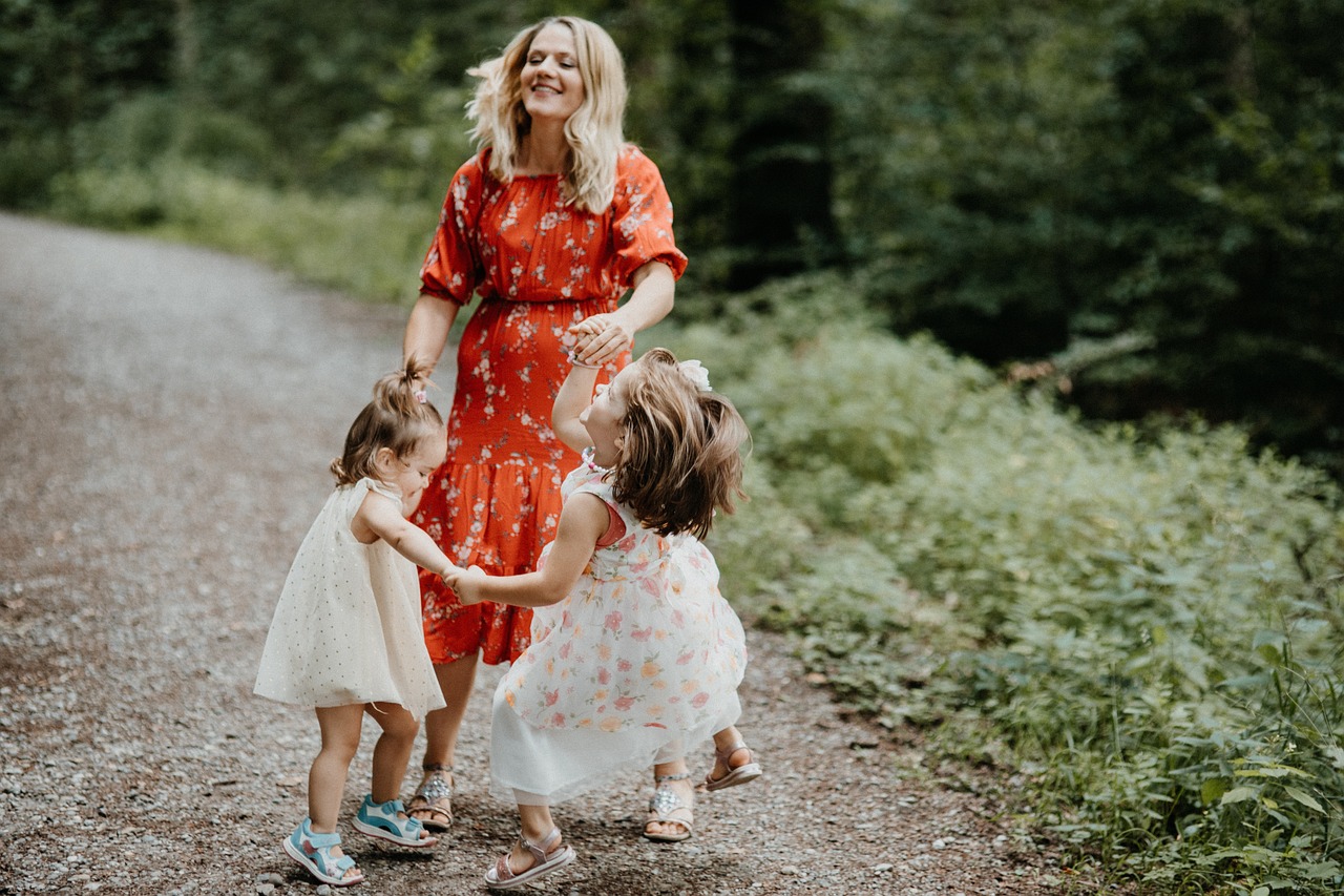 entdecken sie die wichtigen aspekte der familieninteraktionen, die die beziehungen innerhalb der familie stärken und die kommunikation fördern. erfahren sie, wie konflikte gelöst und gemeinsame erlebnisse geschaffen werden können.